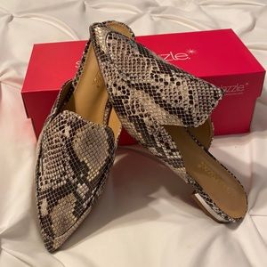 NIB Shoedazzle Snake skin slip on flats.